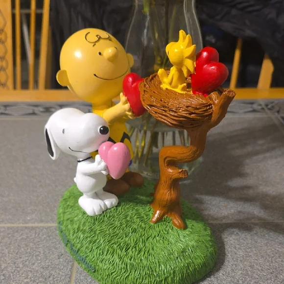 Peanuts Sculpture with Red and Pink Hearts - Picture 2 of 2